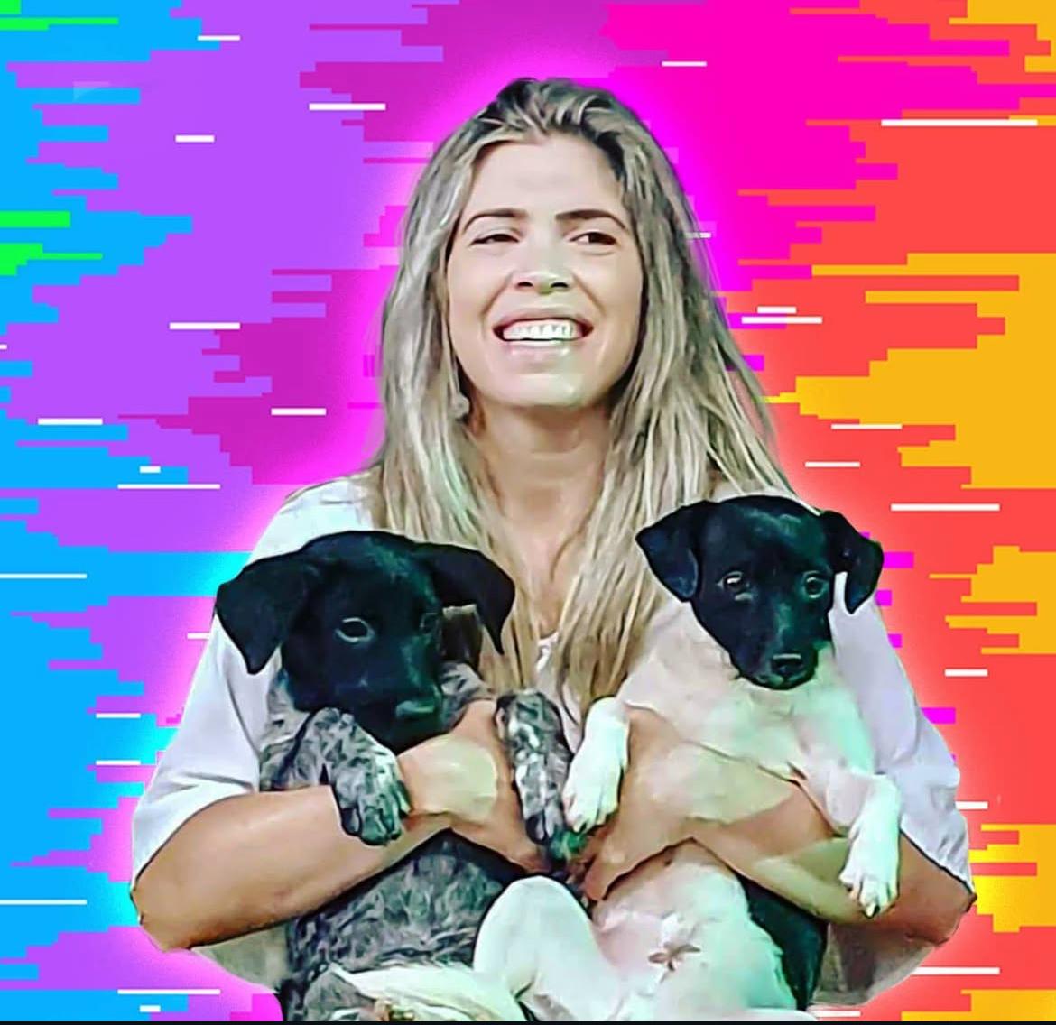 Dra. Bruna Alonso segurando dois cães filhotes